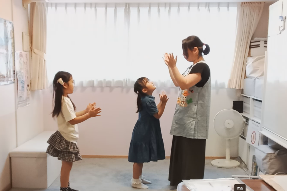 幼児クラスで英語の音とリズムを楽しむ様子