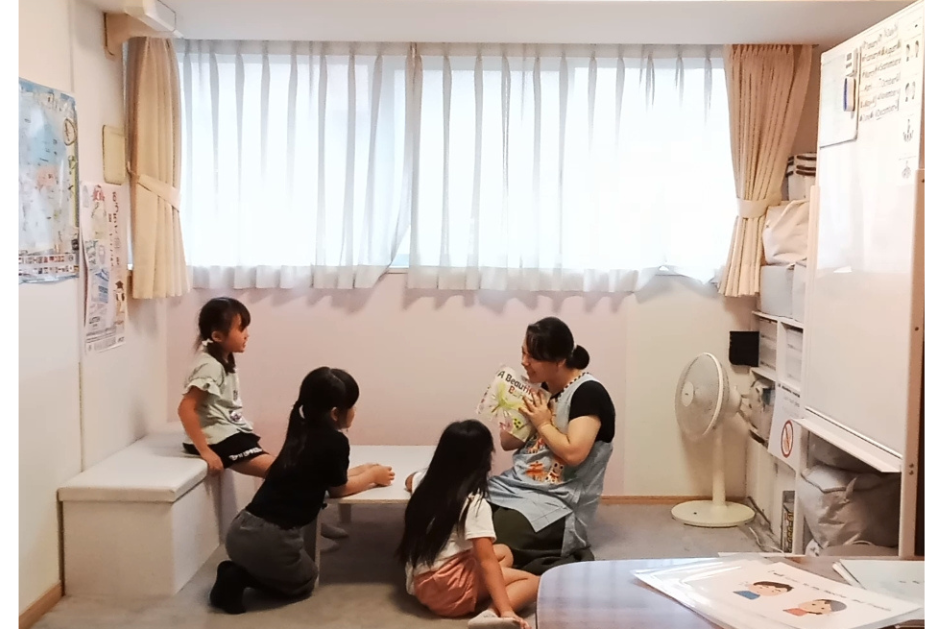 大田区の自宅教室で絵本を囲む生徒たち