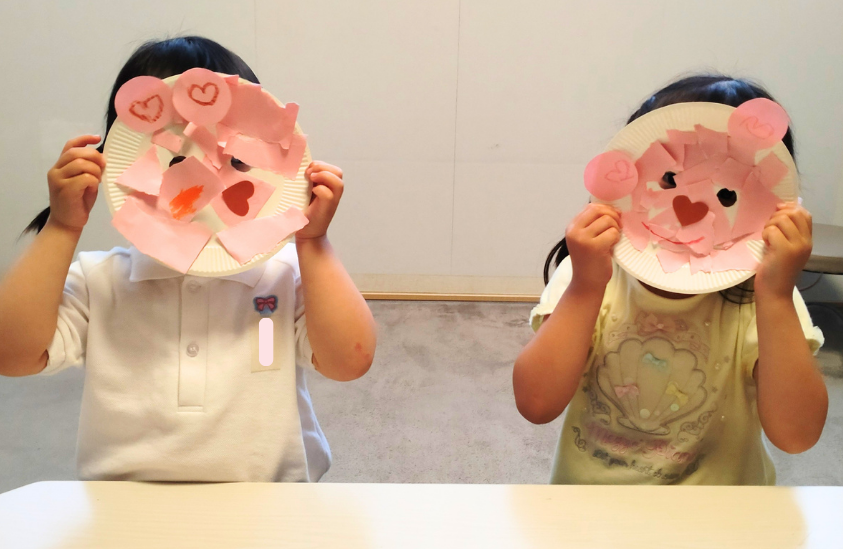 自分で作った作品を手に一緒に楽しむ生徒たち