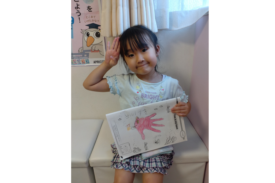 自分の作品を発表する小学生